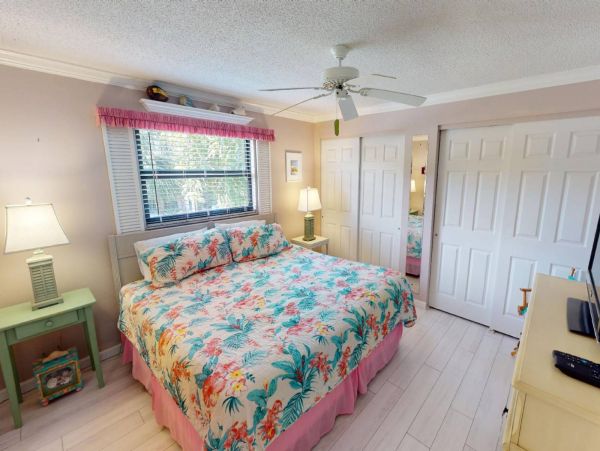 Holmes Beach Vacation Condo Three Bedroom Walk to Beach