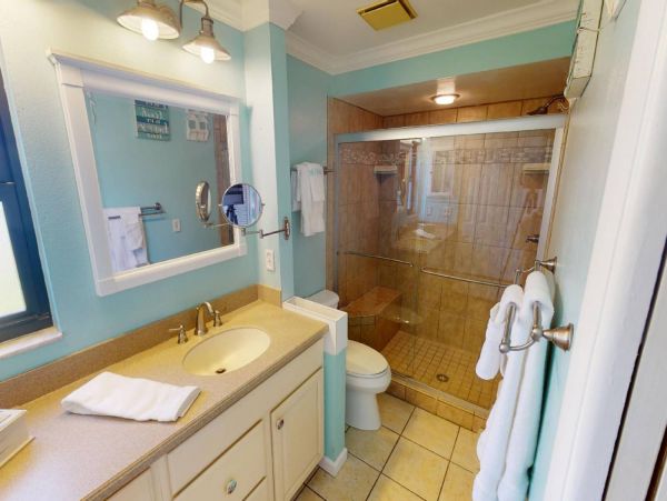 Holmes Beach Vacation Condo Three Bedroom Walk to Beach