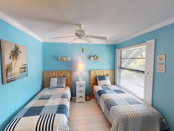 Holmes Beach Vacation Condo Three Bedroom Walk to Beach