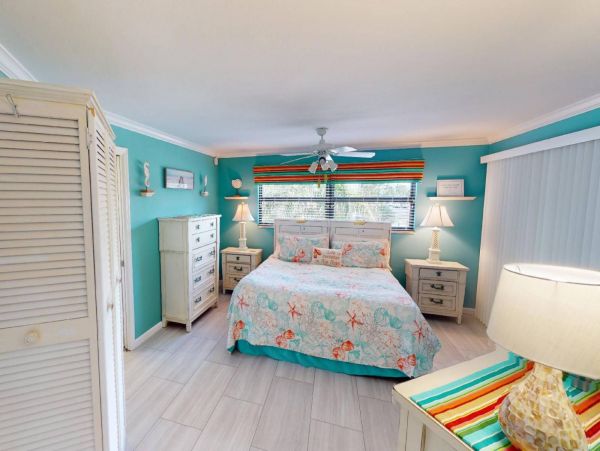 Holmes Beach Vacation Condo Three Bedroom Walk to Beach
