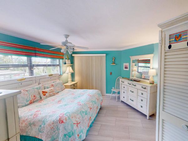 Holmes Beach Vacation Condo Three Bedroom Walk to Beach