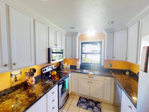 Holmes Beach Vacation Condo Three Bedroom Walk to Beach