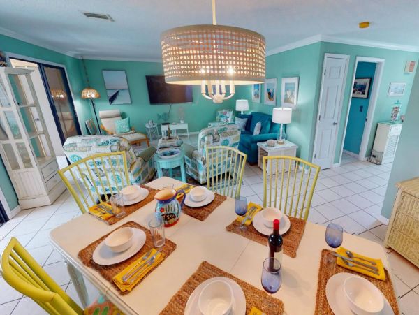 Holmes Beach Vacation Condo Three Bedroom Walk to Beach