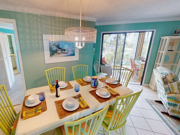 Holmes Beach Vacation Condo Three Bedroom Walk to Beach