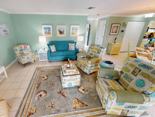 Holmes Beach Vacation Condo Three Bedroom Walk to Beach
