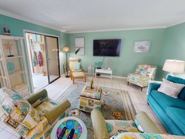 Holmes Beach Vacation Condo Three Bedroom Walk to Beach