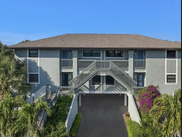 Holmes Beach Vacation Condo Three Bedroom Walk to Beach