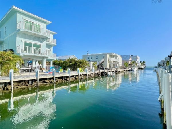 Waterfront 4 Bedroom Vacation Rental with Dock & Pool