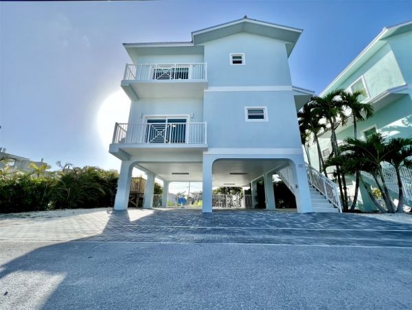 Waterfront 4 Bedroom Vacation Rental with Dock & Pool