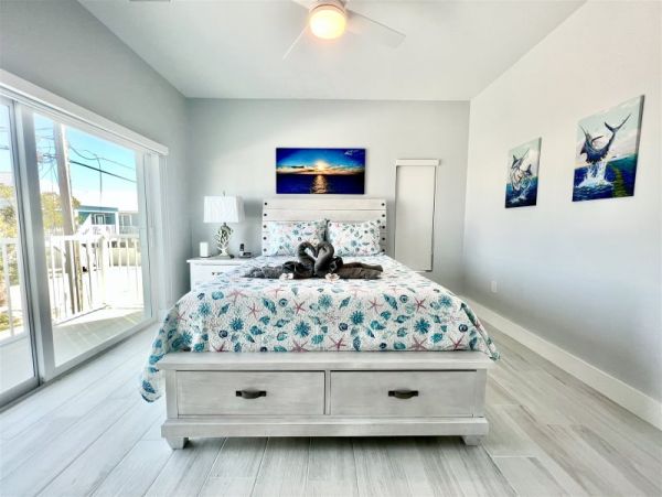 Waterfront 4 Bedroom Vacation Rental with Dock & Pool