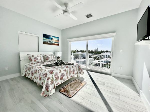 Waterfront 4 Bedroom Vacation Rental with Dock & Pool