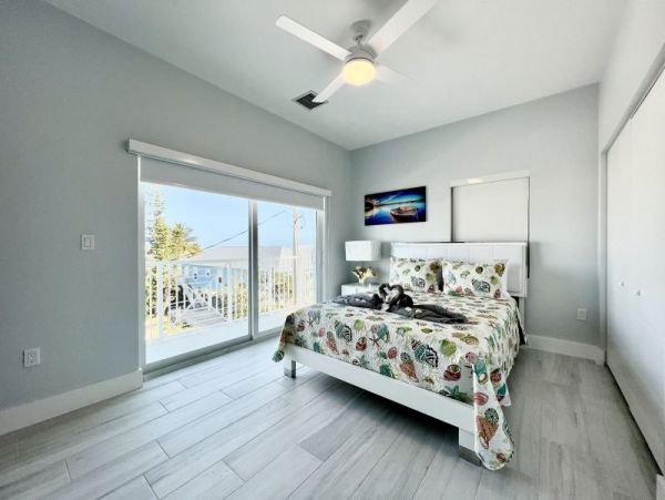 Waterfront 4 Bedroom Vacation Rental with Dock & Pool