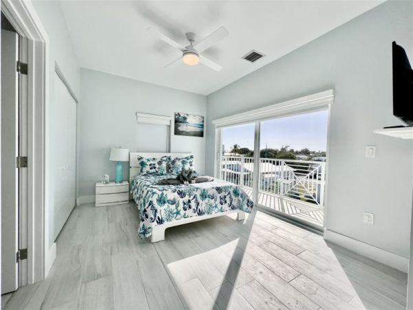 Waterfront 4 Bedroom Vacation Rental with Dock & Pool