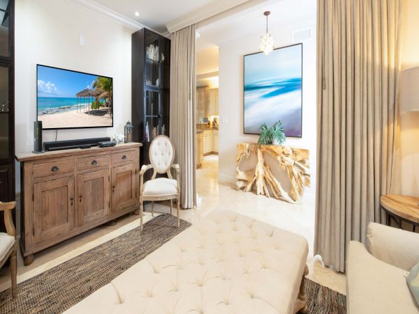 Experience a Luxurious Vacation in the Cayman Islands: Relax and Indulge in Style