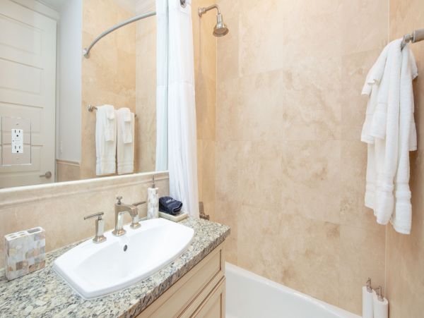 Experience a Luxurious Vacation in the Cayman Islands: Relax and Indulge in Style