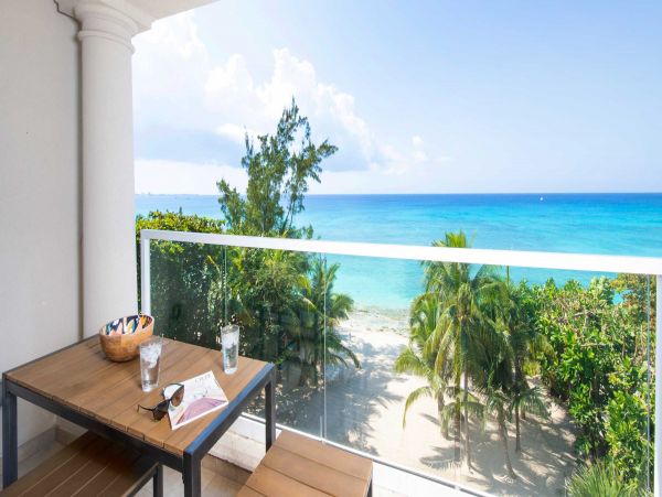 Experience a Luxurious Vacation in the Cayman Islands: Relax and Indulge in Style