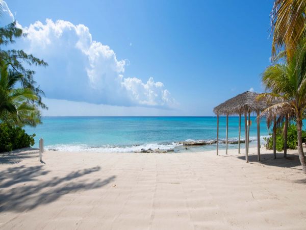 Experience a Luxurious Vacation in the Cayman Islands: Relax and Indulge in Style