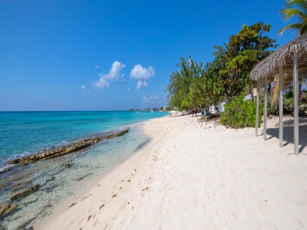 Experience a Luxurious Vacation in the Cayman Islands: Relax and Indulge in Style