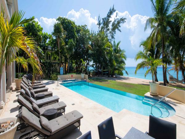 Experience a Luxurious Vacation in the Cayman Islands: Relax and Indulge in Style