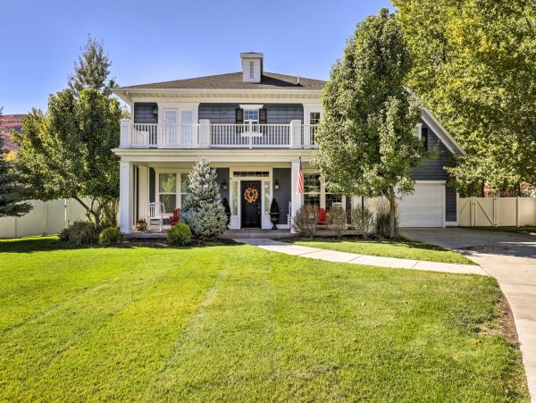 Midway Five Bedroom Vacation Rental with Mountain View