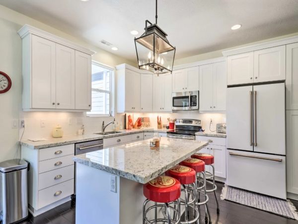 Midway Five Bedroom Vacation Rental with Mountain View