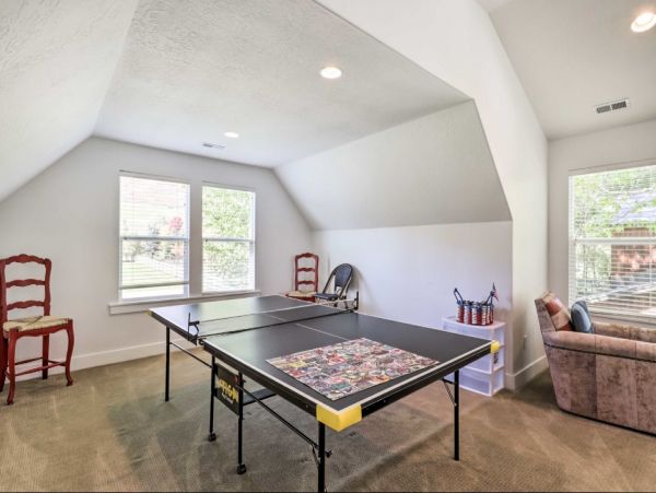Midway Five Bedroom Vacation Rental with Mountain View