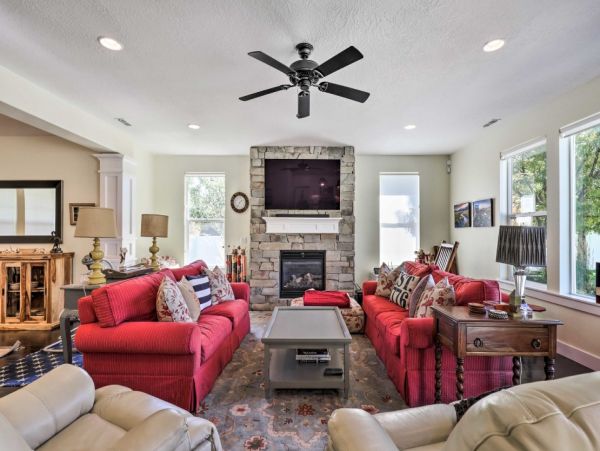 Midway Five Bedroom Vacation Rental with Mountain View