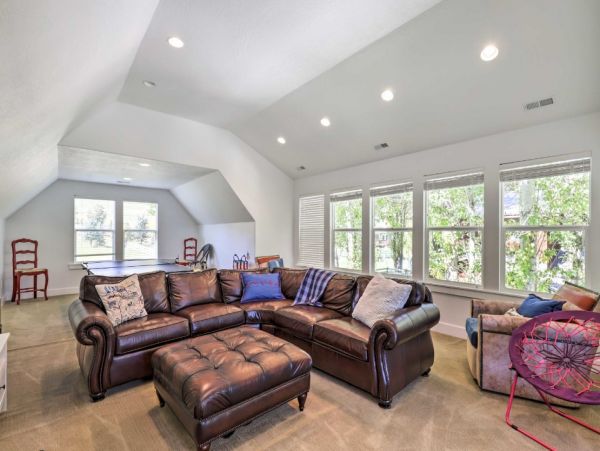 Midway Five Bedroom Vacation Rental with Mountain View