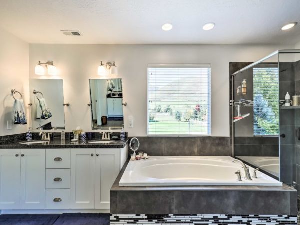 Midway Five Bedroom Vacation Rental with Mountain View