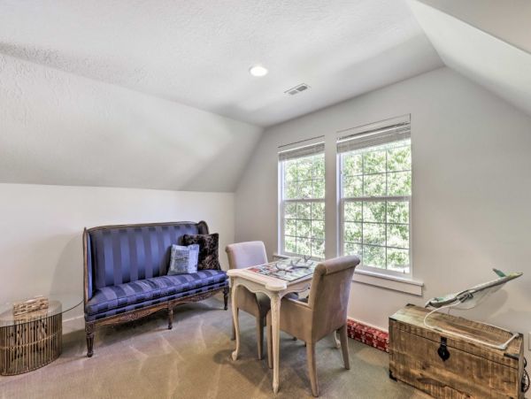 Midway Five Bedroom Vacation Rental with Mountain View