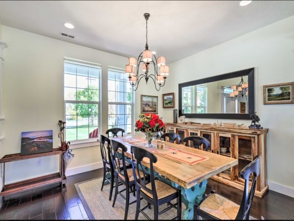 Midway Five Bedroom Vacation Rental with Mountain View