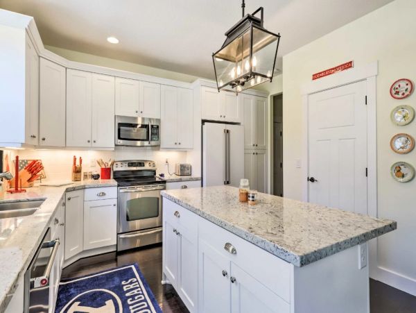 Midway Five Bedroom Vacation Rental with Mountain View