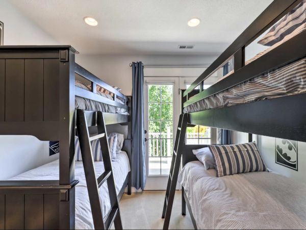 Midway Five Bedroom Vacation Rental with Mountain View
