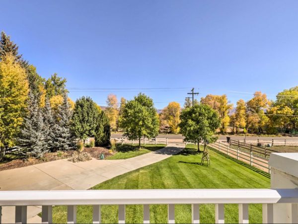 Midway Five Bedroom Vacation Rental with Mountain View