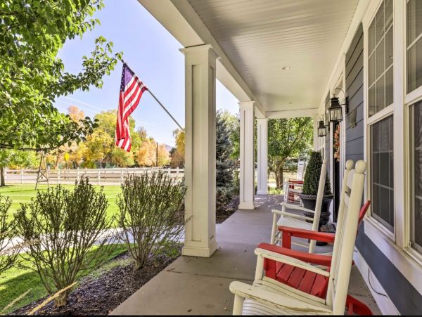 Midway Five Bedroom Vacation Rental with Mountain View