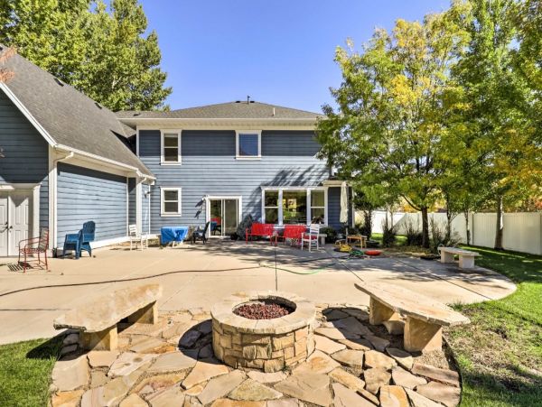 Midway Five Bedroom Vacation Rental with Mountain View