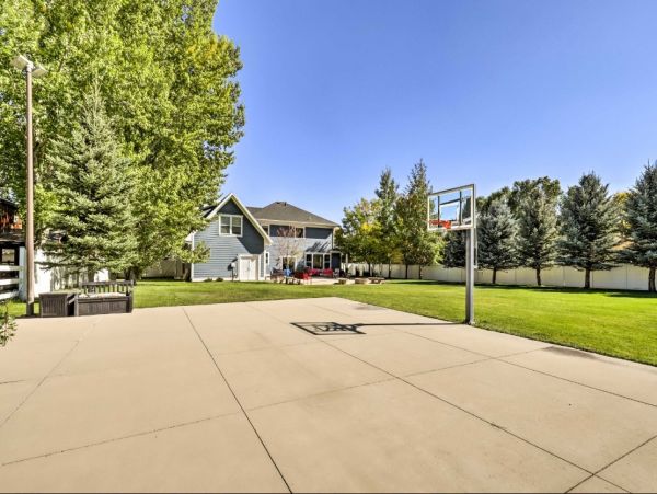 Midway Five Bedroom Vacation Rental with Mountain View