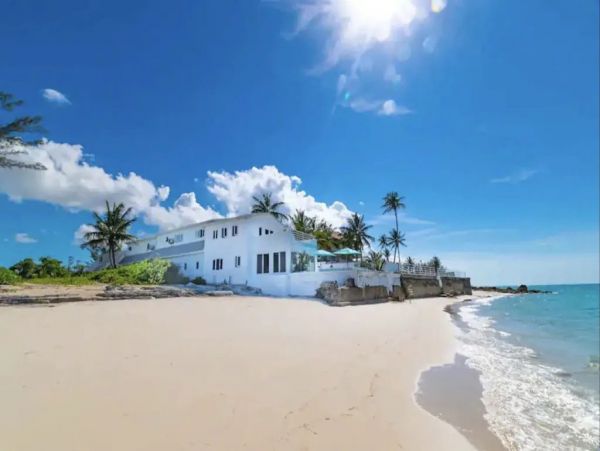 Beachfront Five Bedroom Lavish Vacation Rental on The Bahamas