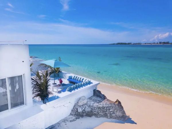 Beachfront Five Bedroom Lavish Vacation Rental on The Bahamas