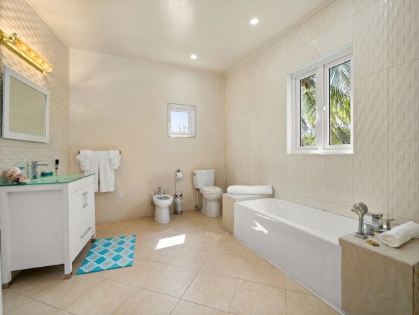 Beachfront Five Bedroom Lavish Vacation Rental on The Bahamas
