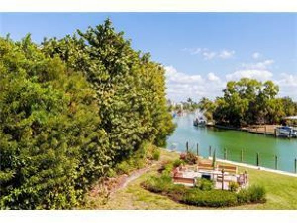 Sanibel Vacation Condo Two Bedroom Walk to Beach