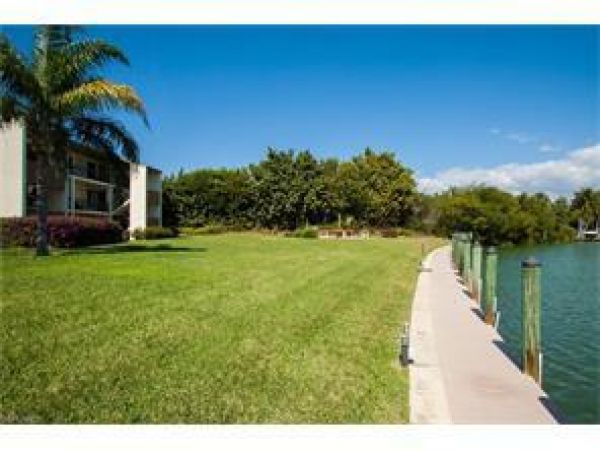 Sanibel Vacation Condo Two Bedroom Walk to Beach
