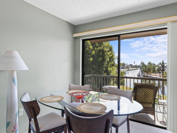 Sanibel Vacation Condo Two Bedroom Walk to Beach