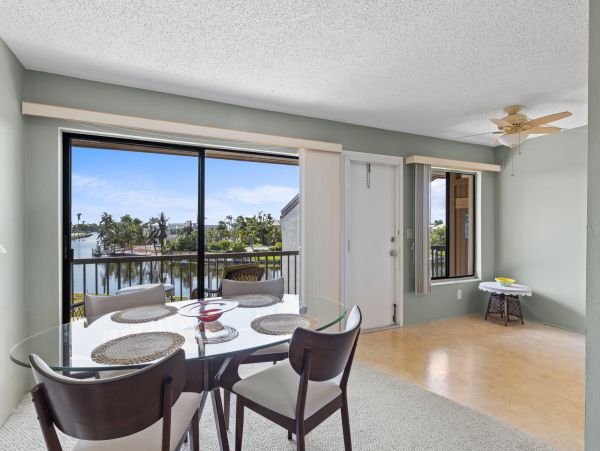 Sanibel Vacation Condo Two Bedroom Walk to Beach