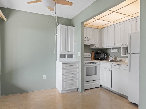Sanibel Vacation Condo Two Bedroom Walk to Beach
