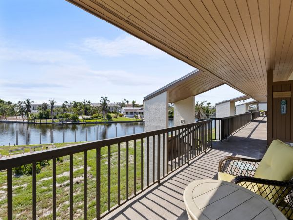 Sanibel Vacation Condo Two Bedroom Walk to Beach