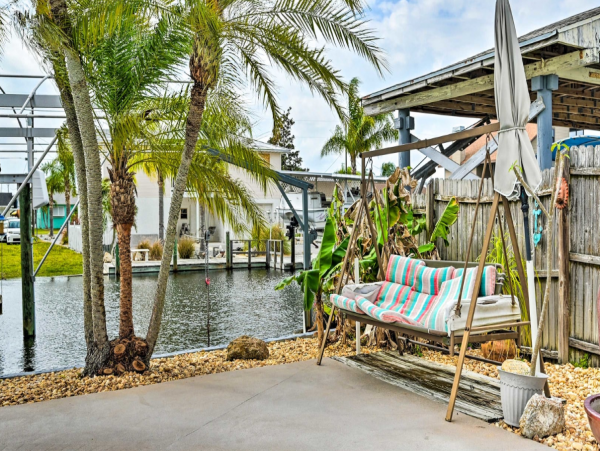 Waterfront Vacation Rental with 3 Bedrooms in Hudson