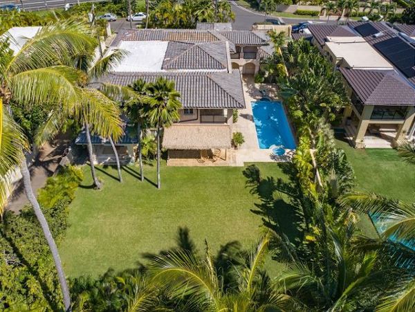 Honolulu Vacation Home Four Bedroom Walk to Beach