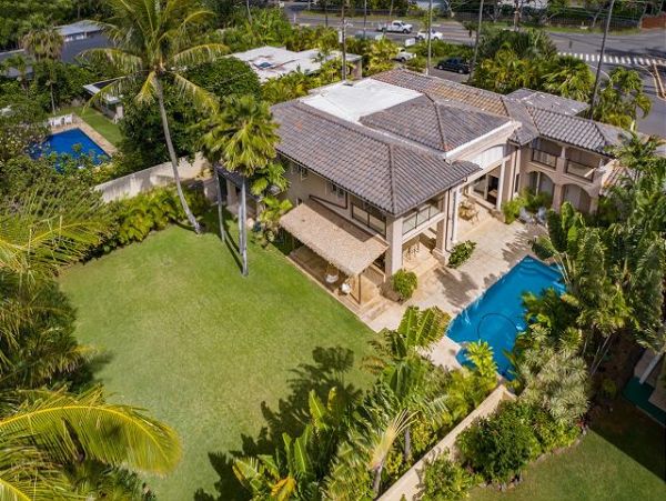 Honolulu Vacation Home Four Bedroom Walk to Beach