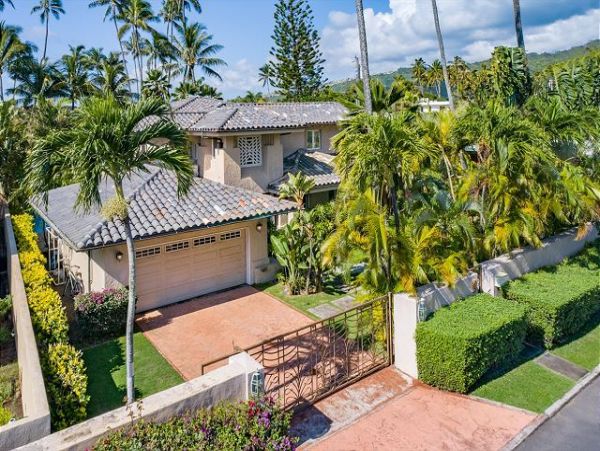 Honolulu Vacation Home Four Bedroom Walk to Beach